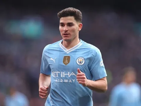 Julian Alvarez dè chừng Brighton & Hove Albion