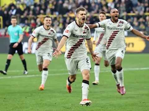 Lại là "Xabi time", Leverkusen thoát hiểm trong gang tấc