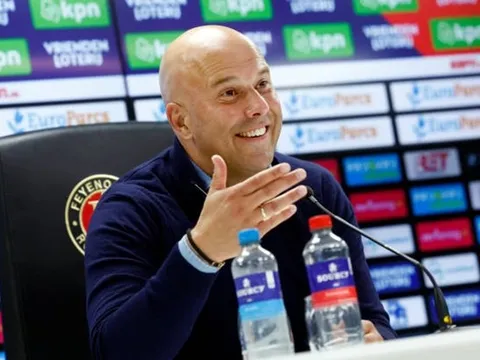 Arne Slot muốn trò chuyện với Jurgen Klopp