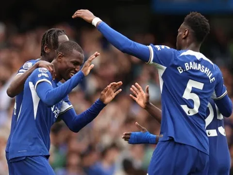 Chelsea thăng hoa, Aston Villa giúp Tottenham nuôi hy vọng