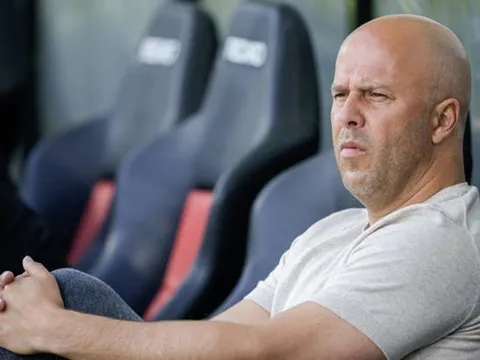 Arne Slot lo ngại những áp lực khi tới Liverpool