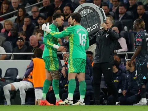 Rodri "cạn lời" với người hùng của Man City