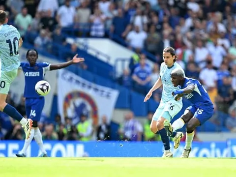 Đỉnh cao! Caicedo 'mở tài khoản' cho Chelsea với cú lốp bóng từ giữa sân