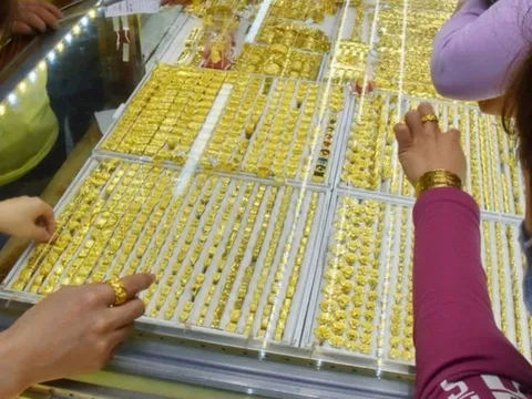 Giá vàng hôm nay 24/4: Lao dốc hơn 20 triệu đồng/lượng từ đỉnh gây sốc