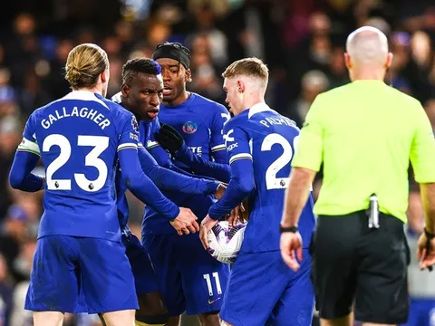Gullit: “Thật đáng xấu hổ cho Chelsea”
