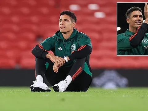 Hai cầu thủ cùng lúc vẫy tay tạm biệt M.U; Varane lấy nước mắt