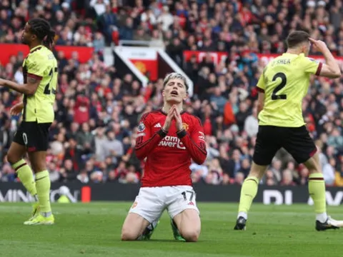 Hàng công vô duyên, Man United chia điểm với đội xếp thứ 19