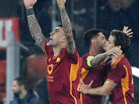 Hình ảnh rơi nước mắt trong trận thắng của Roma