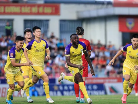 Văn Quyết lập cú đúp kiến tạo, Hà Nội vẫn suýt thua dù dẫn trước 2 bàn