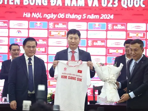 HLV Kim Sang-sik: "Không cầu thủ nào lớn hơn đội bóng"