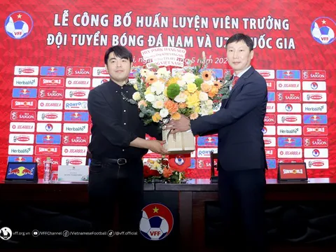 HLV Kim Sang-sik nói thẳng yêu cầu cho 'cánh tay nối dài' ở tuyển Việt Nam