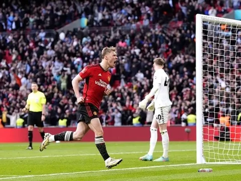 Hojlund chưng hửng vì các đồng đội