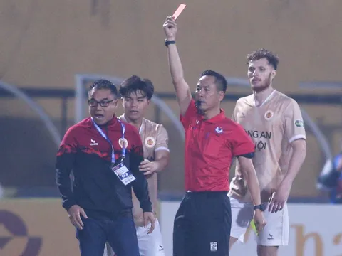 Hùng hổ với trọng tài, HLV CAHN đối diện nguy cơ nghỉ 8 trận