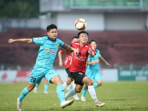 Thi đấu dưới sức, Long An chia điểm trước Hòa Bình