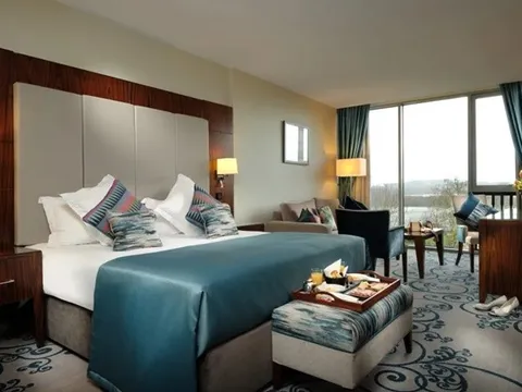 Khách sạn gia đình 4 sao của HLV tân binh Premier League