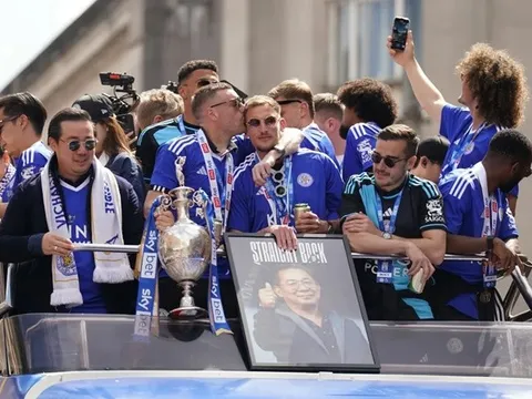 Jamie Vardy nổi bật trong lễ diễu hành chức vô địch