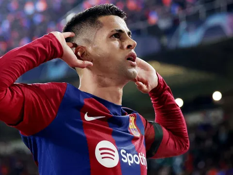Cancelo ngả mũ trước huyền thoại Barcelona