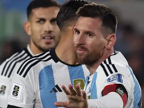 Tại sao Messi dự bị trước Ecuador?