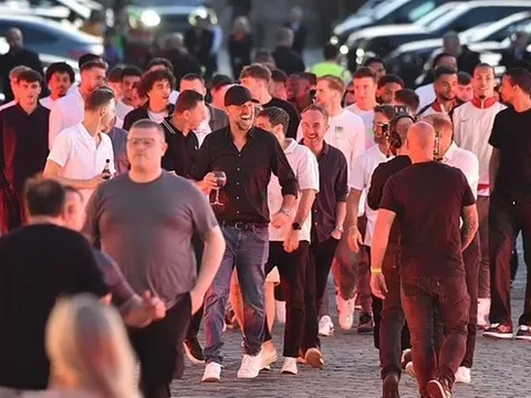 Klopp quậy "banh nóc" trong tiệc chia tay Liverpool