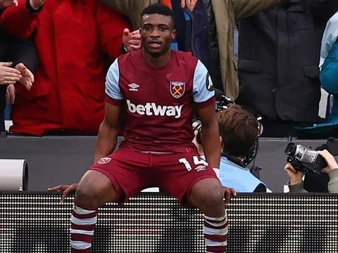 Hạ sát Man Utd, món hời Premier League lộ diện