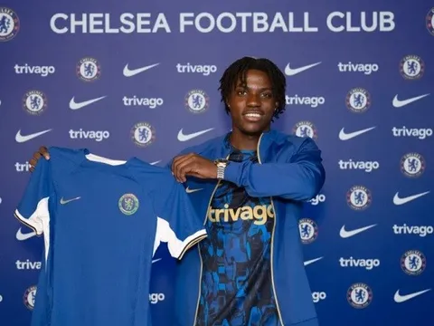 Vừa ra mắt, Romeo Lavia lại 'báo' Chelsea