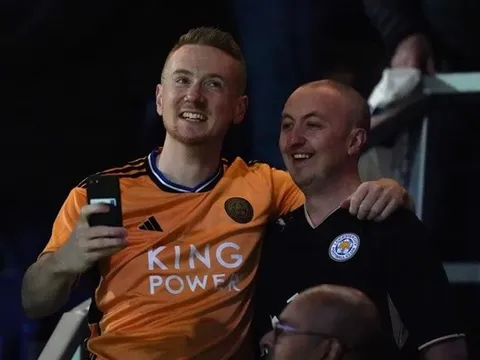 Leicester trở lại Premier League, buổi tiệc diễn ra xuyên đêm