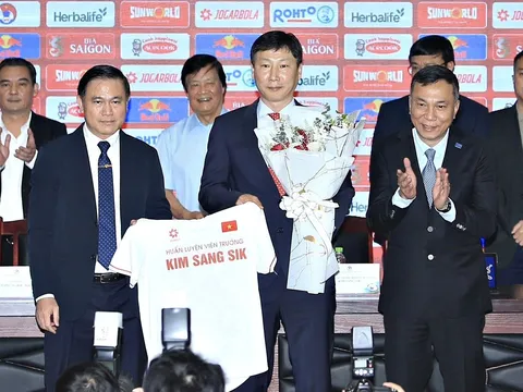 Lộ sơ đồ mới của HLV Kim Sang-sik ở tuyển Việt Nam