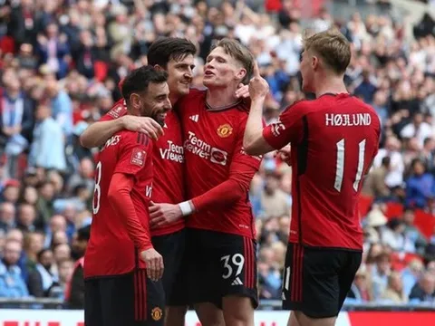 Maguire có hành động khiến Hojlund và Antony phải hổ thẹn