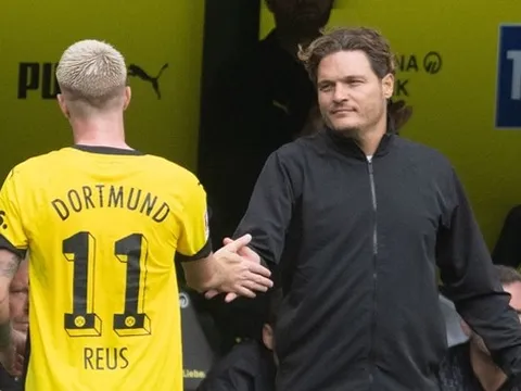 Các cầu thủ Borussia Dortmund quay lưng với Edin Terzic