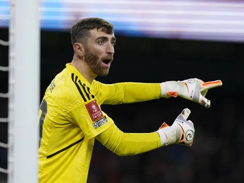Cựu thủ môn Arsenal bị HLV nói bóng gió sau khi mắc sai lầm