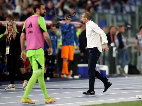 Allegri lột đồ để phản ứng với trọng tài