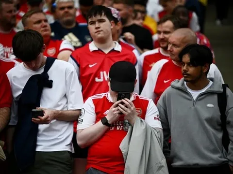 Mây đen bao phủ Emirates, CĐV Arsenal tuyệt vọng sau 79 giây
