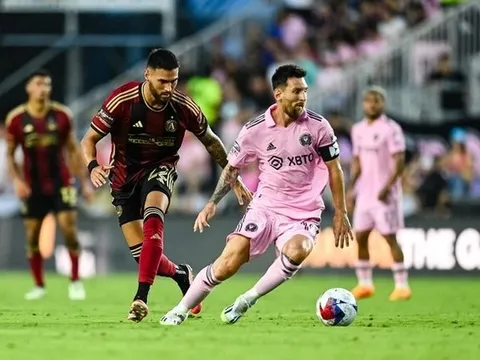 Sân cỏ nhân tạo có làm khó được Lionel Messi?