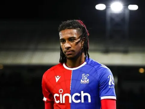 Michael Olise gật đầu với Man United