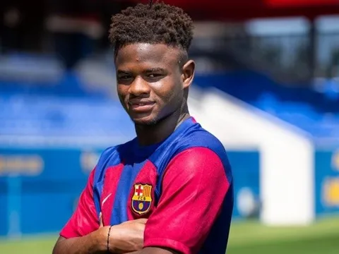 Jules Kounde ấn tượng với thần đồng Barcelona