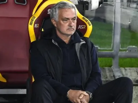 Mourinho: "Tôi phải chạy đi nếu không tôi cũng sẽ bật khóc"