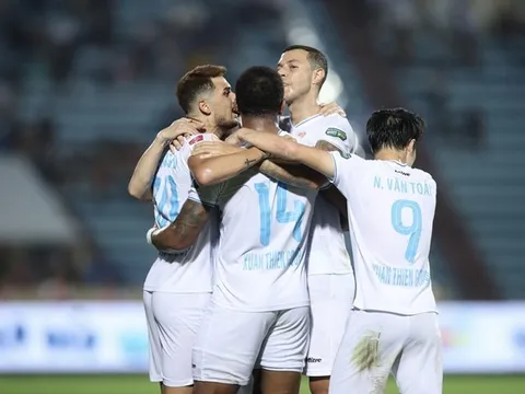 Sát thủ lập hattrick giúp Nam Định tiến sát ngôi vương; Bình Định thắng dễ Hà Tĩnh