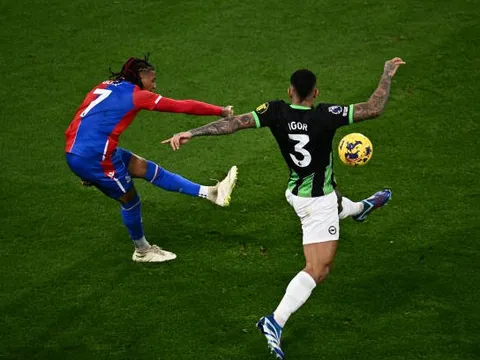 "Người cũ" Arsenal làm lu mờ Mitoma