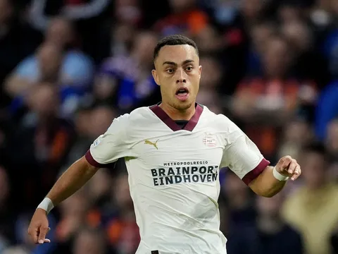 Người thừa khiến Barca đau đầu