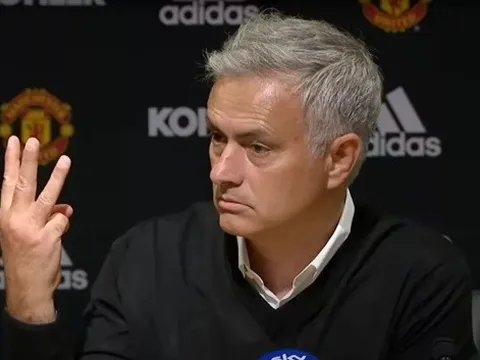 Những khoảnh khắc điên rồ nhất của Mourinho tại Man Utd: Chiến Pogba; 3 ngón tay