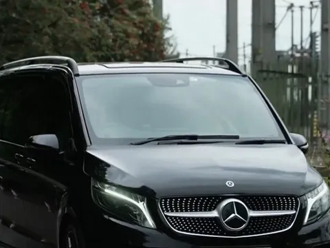 NÓNG! De Ligt và Mazraoui có mặt ở Carrington