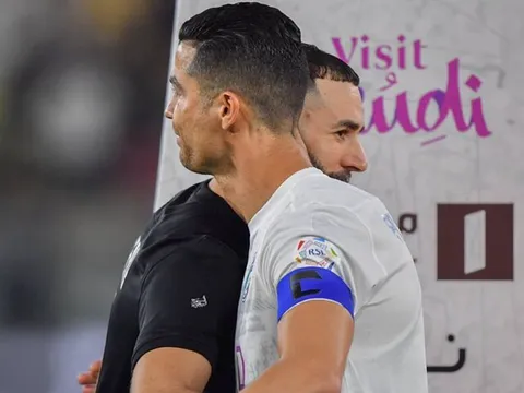 Phản ứng của Ronaldo khi hội ngộ Benzema trên đất Ả Rập
