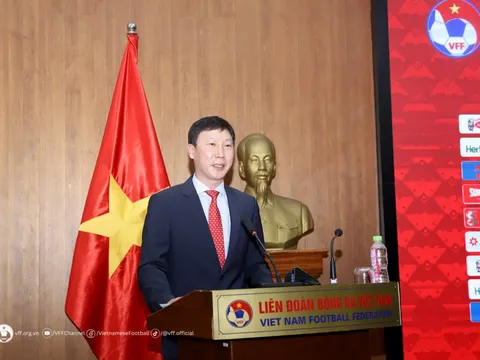 "Phía trước HLV Kim Sang-sik và tuyển Việt Nam là sóng gió"