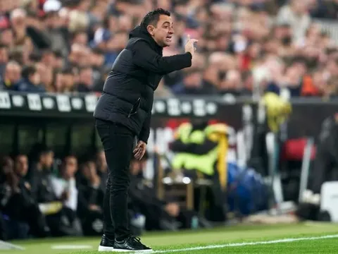 Xavi: "Barca trả giá đắt vì sai lầm cá nhân"