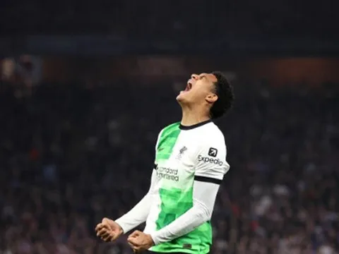 Liverpool trói chân tương lai hàng thủ