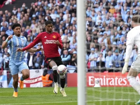 Rashford hóa chân gỗ