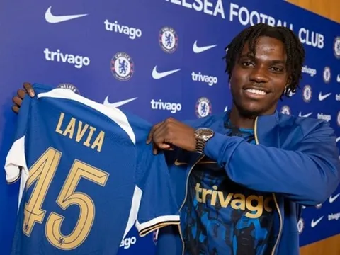 "Chelsea hoảng loạn mua sắm khắp nơi"