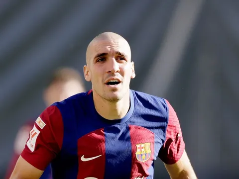 Chiếc áo số 5 quá rộng mà Busquets để lại Camp Nou