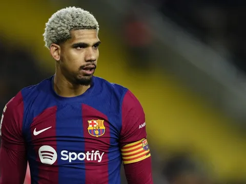 Araujo sẵn sàng rời Barca