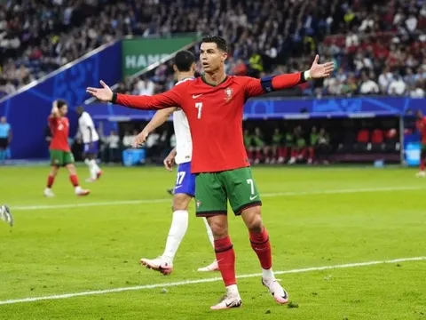 Chuyên gia đặt dấu hỏi lý do Bruno bị cho ra nghỉ thay vì Ronaldo